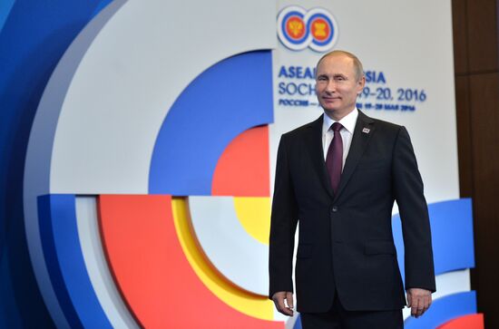 Церемония приветствия президентом РФ В. Путиным глав делегаций-участников саммита Россия - АСЕАН