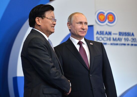 Церемония приветствия президентом РФ В. Путиным глав делегаций-участников саммита Россия - АСЕАН