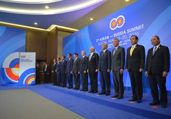 Совместное фотографирование глав делегаций-участников саммита Россия - АСЕАН