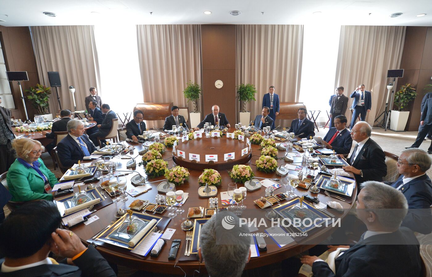 Рабочий завтрак глав делегаций-участников саммита Россия - АСЕАН