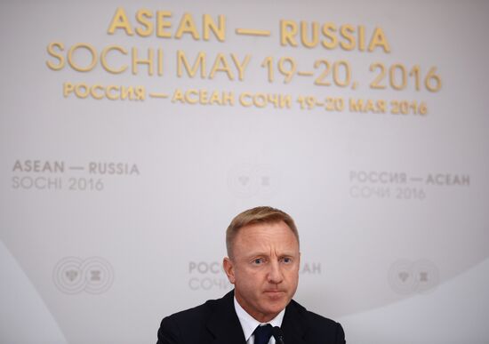 Брифинг министра образования и науки РФ Дмитрия Ливанова "Диалоговое партнерство России и АСЕАН в образовательном пространстве"