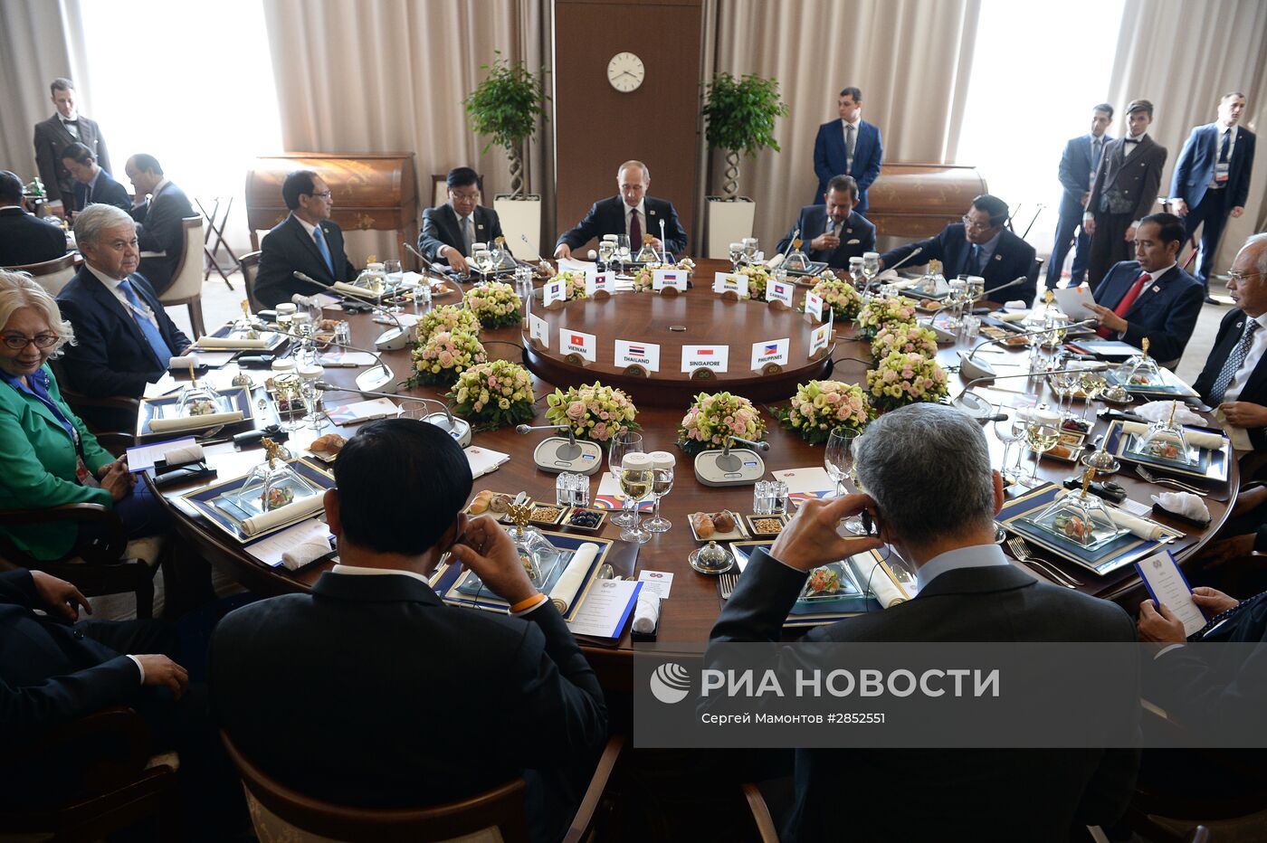 Рабочий завтрак глав делегаций-участников саммита Россия — АСЕАН