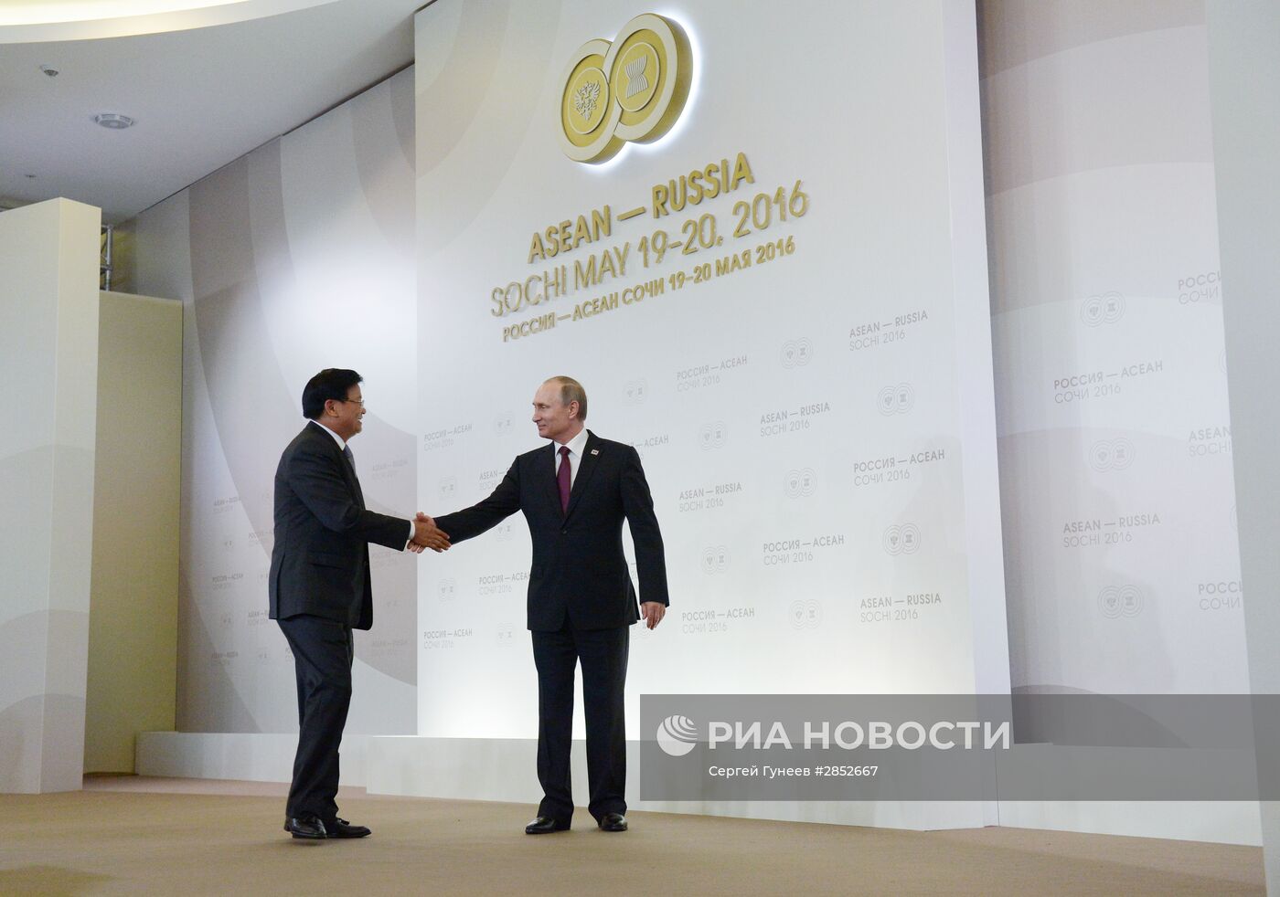 Пресс-конференция по итогам саммита Россия — АСЕАН президента РФ В. Путина и премьер-министра Лаоса Тхонглуна Сисулита