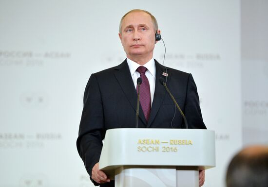 Пресс-конференция по итогам саммита Россия - АСЕАН президента РФ В. Путина и премьер-министра Лаоса Тхонглуна Сисулита