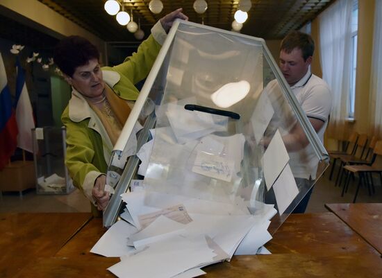 Подсчет голосов на предварительном народном голосовании за кандидатов от партии "Единая Россия"