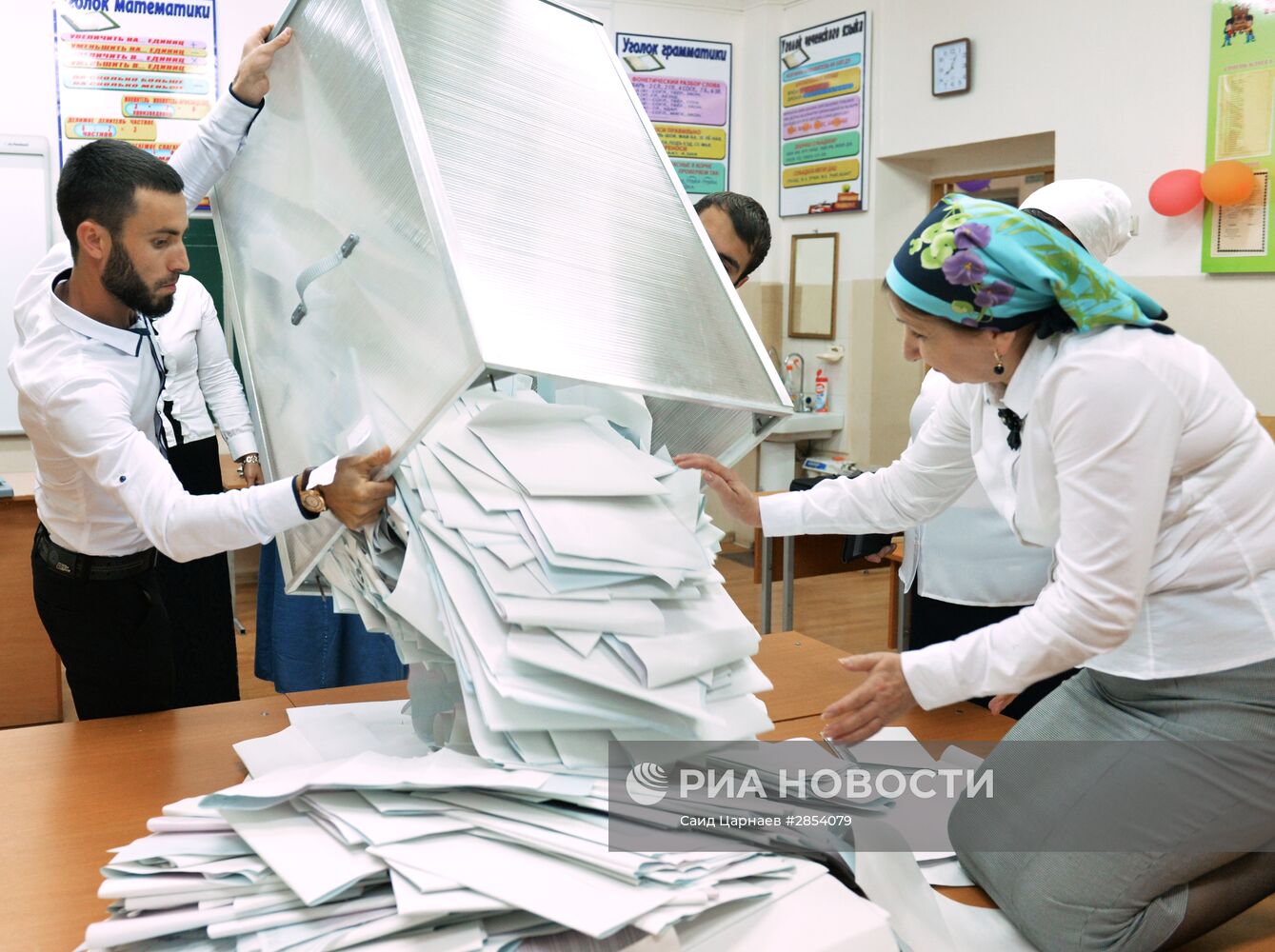 Подчет голосов на предварительном народном голосовании за кандидатов от партии "Единая Россия"