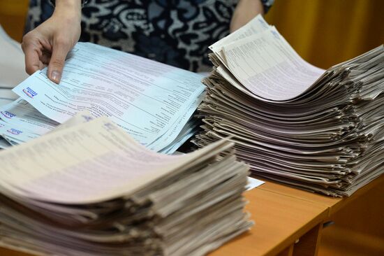 Подсчет голосов на предварительном народном голосовании за кандидатов от партии "Единая Россия"