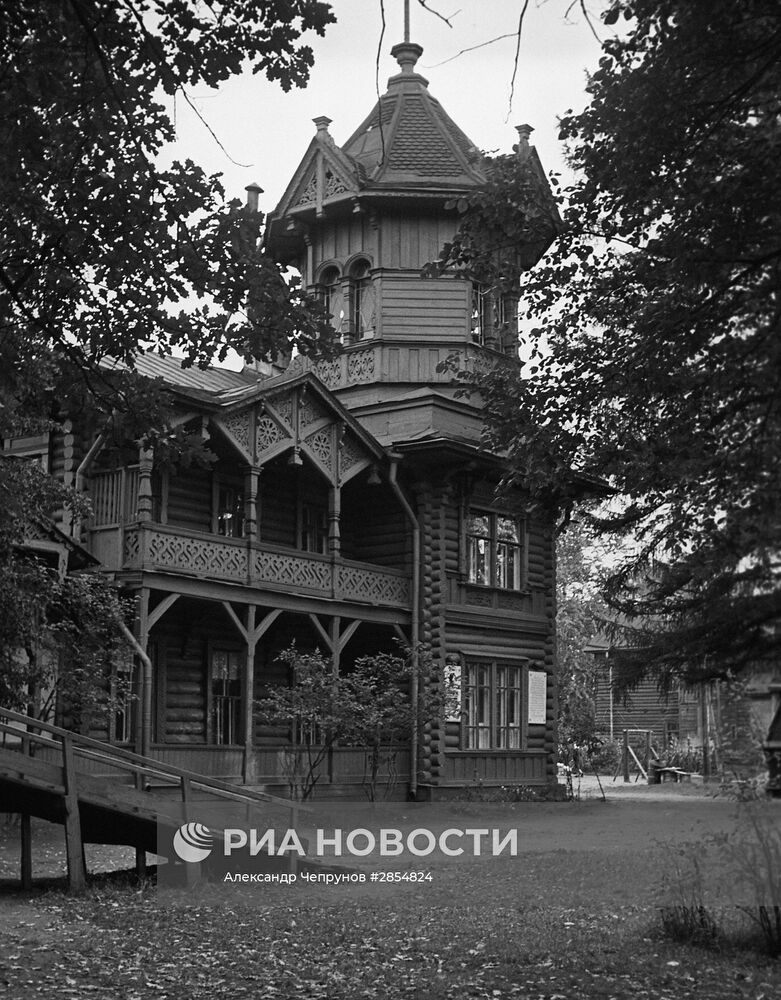 Детский дом Выборгского района № 44 на Болотной 13 в Ленинграде