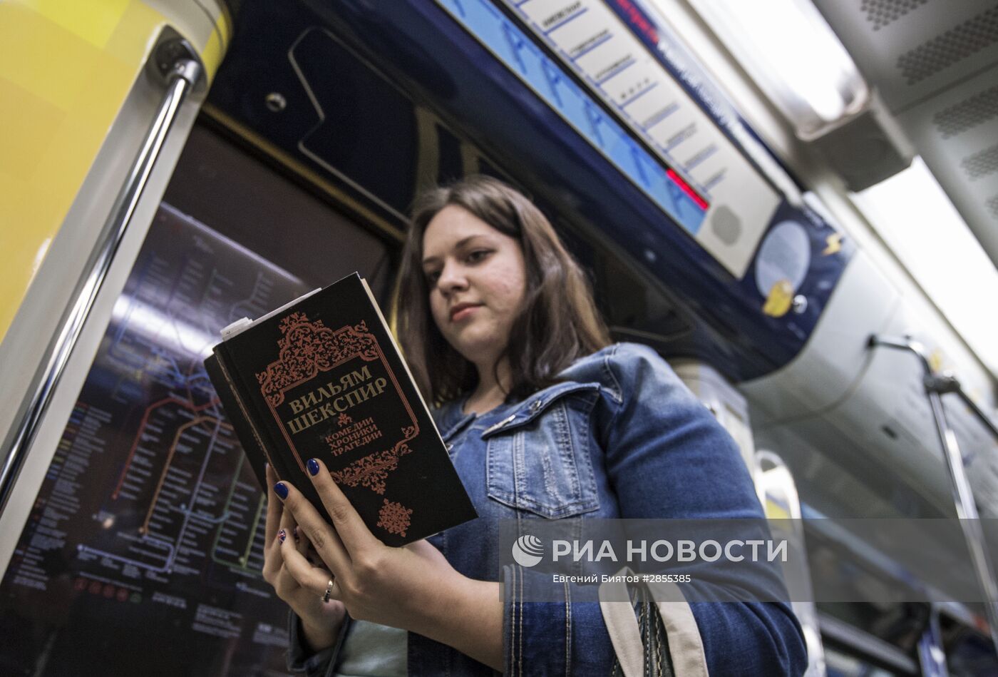 Запуск поезда "Поэзия в метро" с новой экспозицией "Шекспировские страсти"