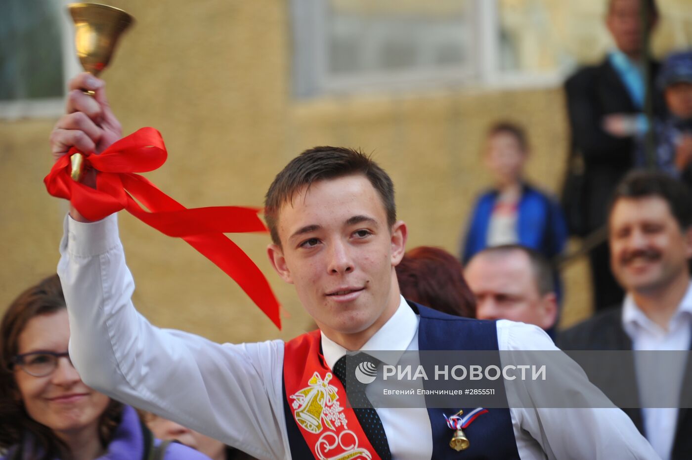 Празднование последнего звонка в городах России