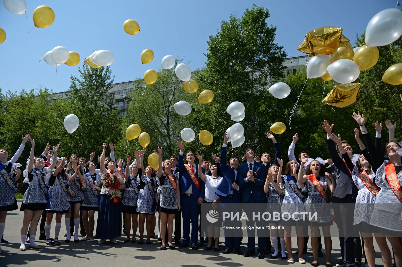 Празднование последнего звонка в школах России