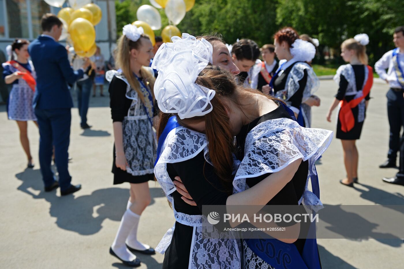 Празднование последнего звонка в школах России