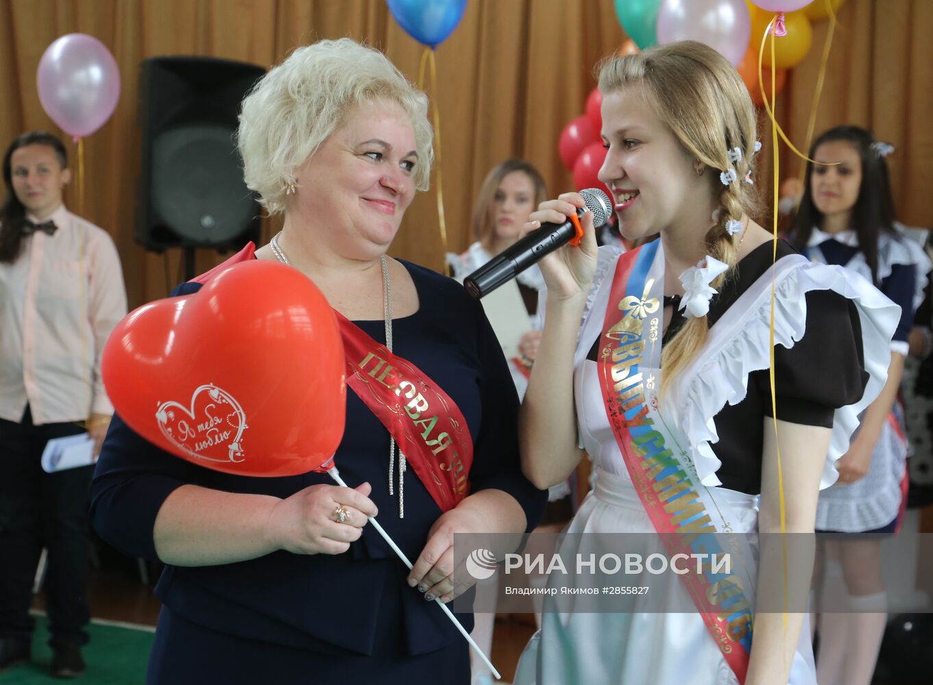 Празднование последнего звонка в школах России