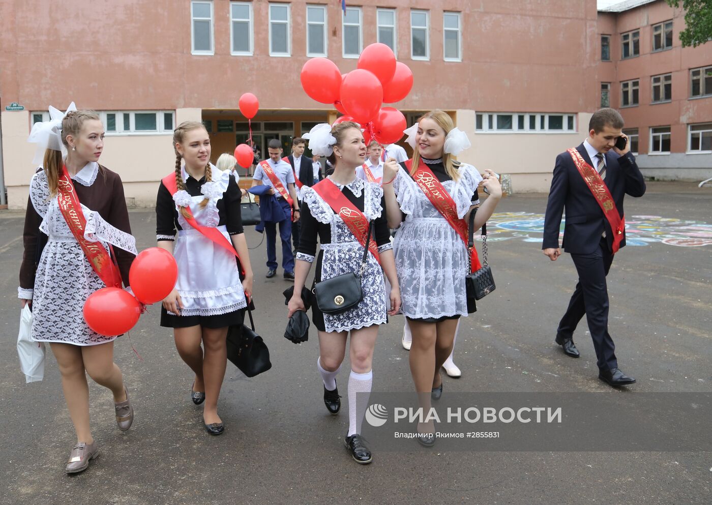 Празднование последнего звонка в школах России