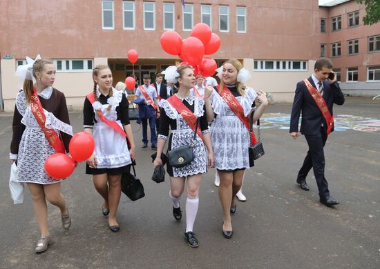 Празднование последнего звонка в школах России