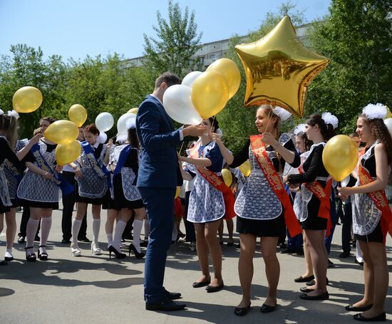 Празднование последнего звонка в школах России