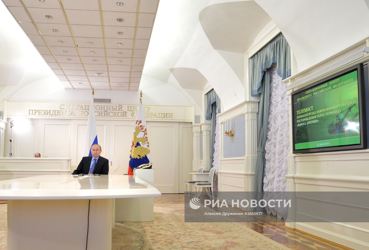 Президент РФ В. Путин дал старт отгрузки нефти через терминал "Ворота Арктики" на Ямале