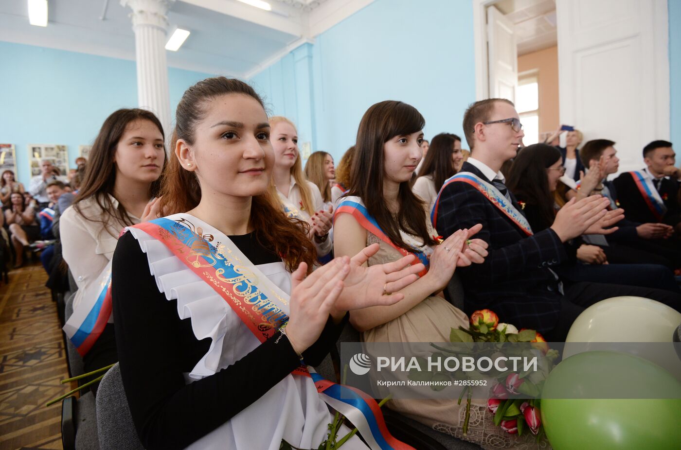 Празднование последнего звонка в школах России