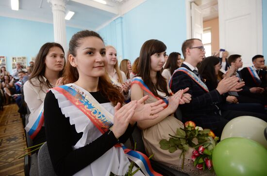 Празднование последнего звонка в школах России