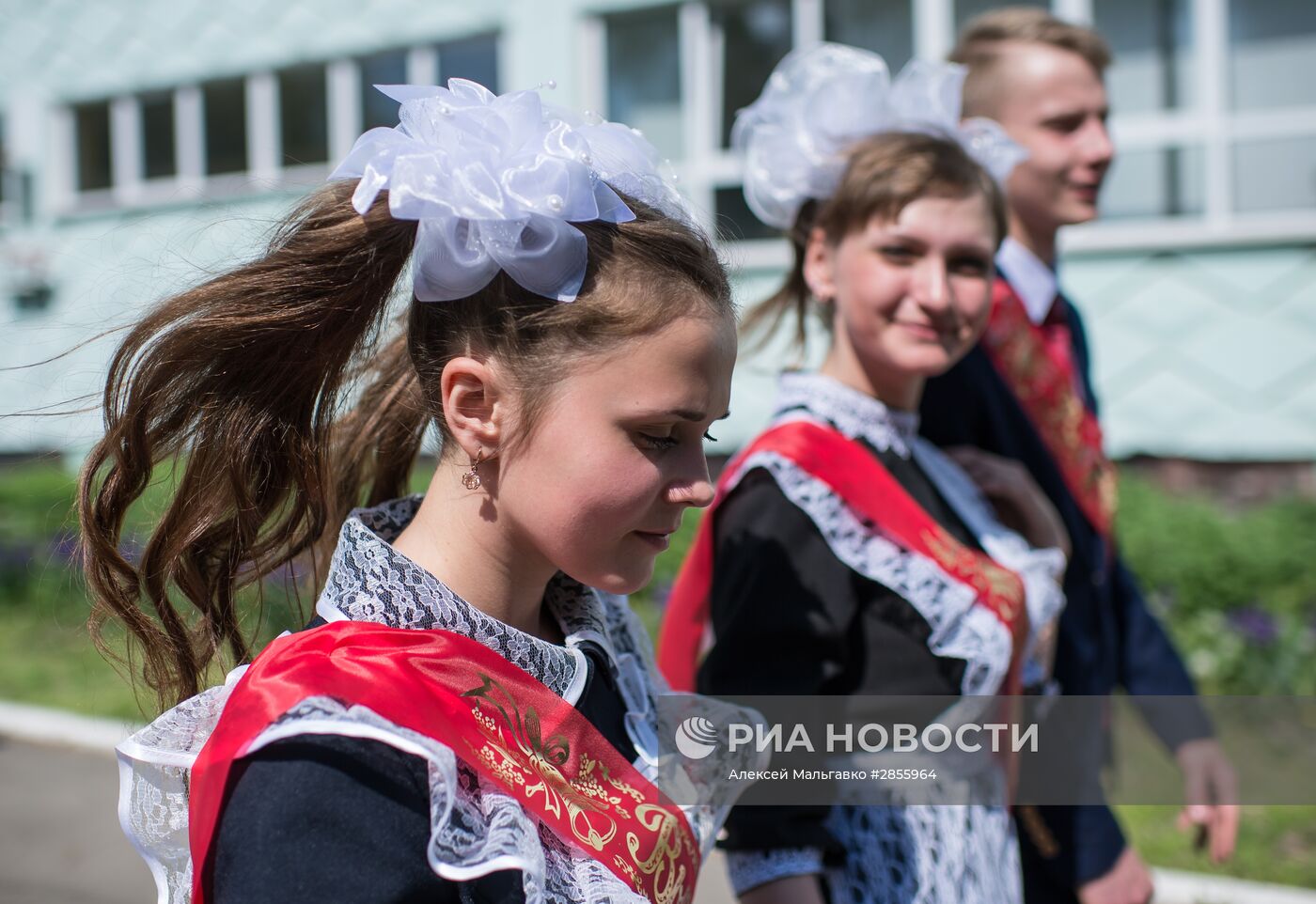 Празднование последнего звонка в школах России