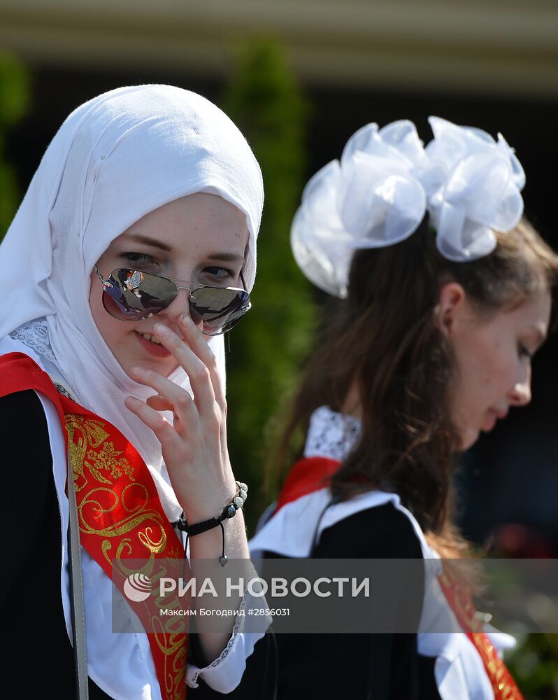 Празднование последнего звонка в школах России