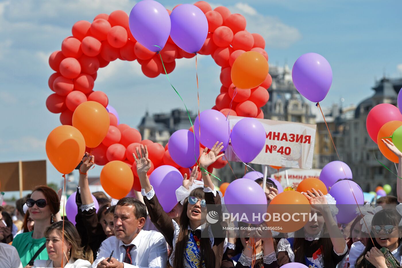 Празднование последнего звонка в школах России
