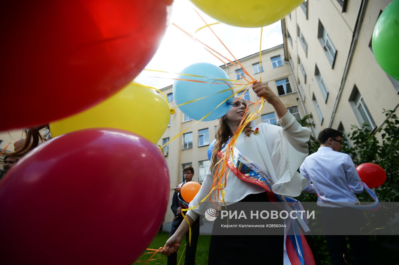 Празднование последнего звонка в школах России