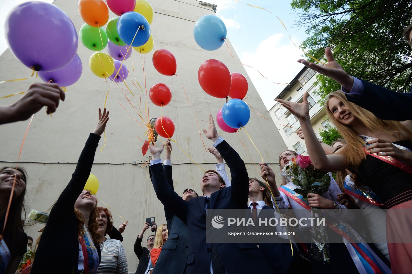 Празднование последнего звонка в школах России