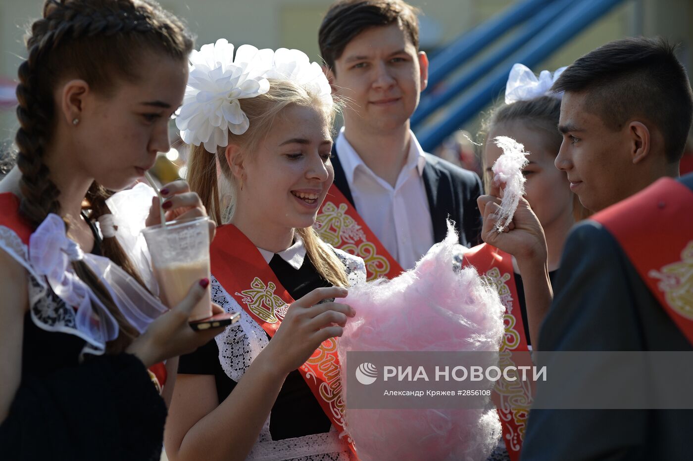 Празднование последнего звонка в школах России