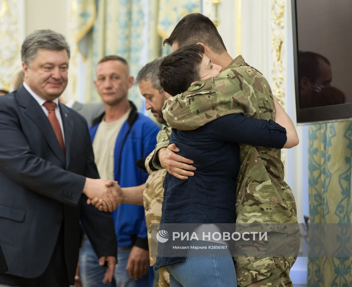 Президент Украины П. Порошенко вручил Н. Савченко орден "Золотой Звезды"