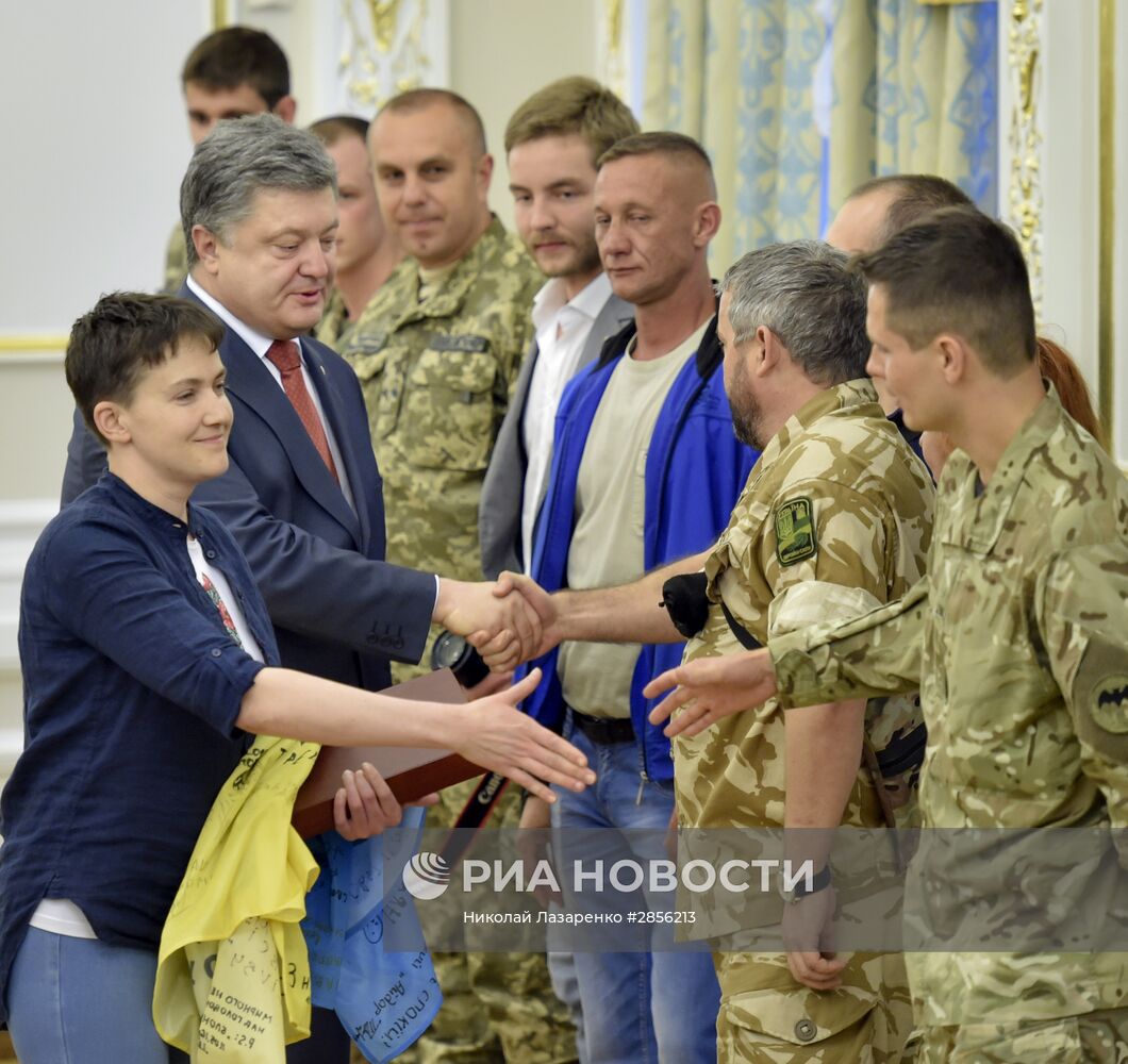 Президент Украины П. Порошенко вручил Н. Савченко орден "Золотой Звезды"