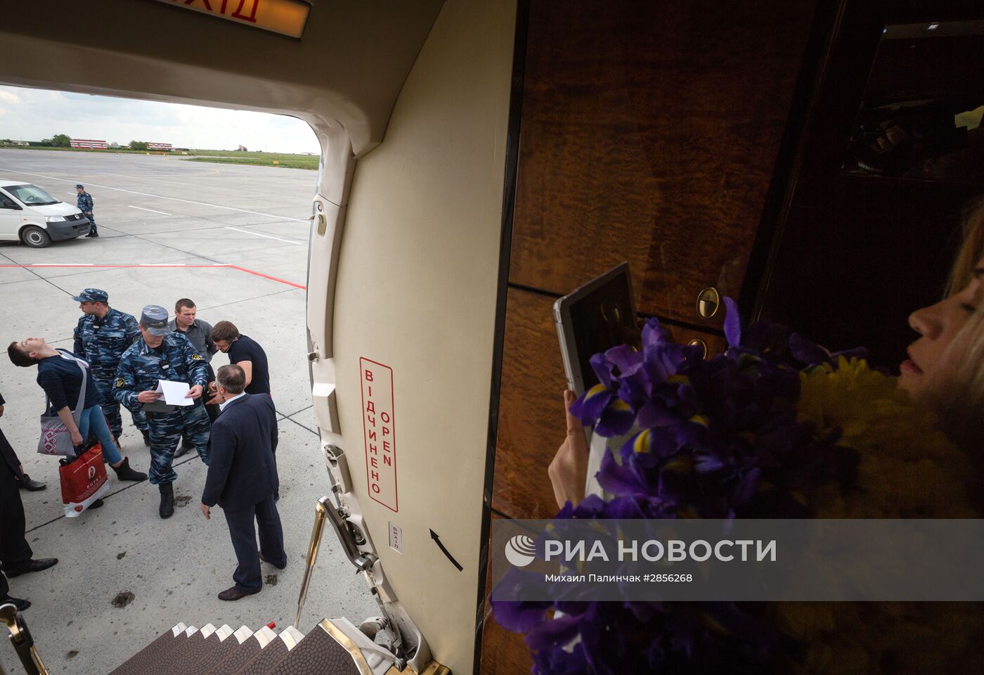 Украинская военнослужащая Надежда Савченко в аэропорту Киева
