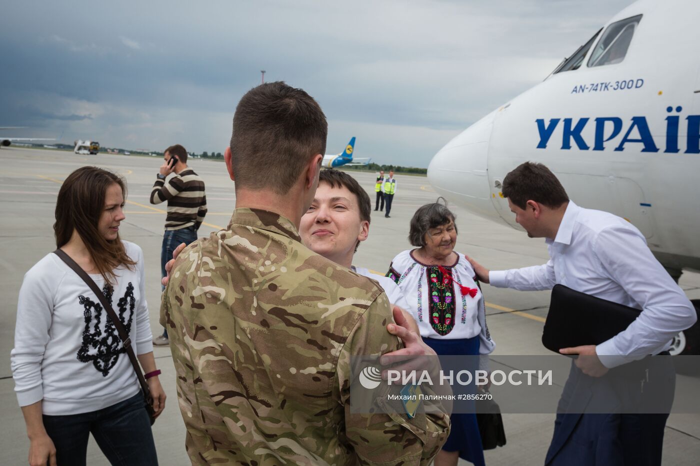 Украинская военнослужащая Надежда Савченко в аэропорту Киева