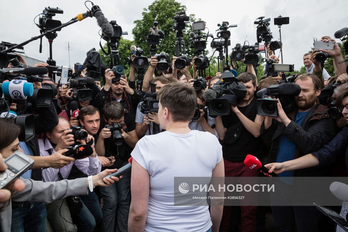 Украинская военнослужащая Надежда Савченко в аэропорту Киева