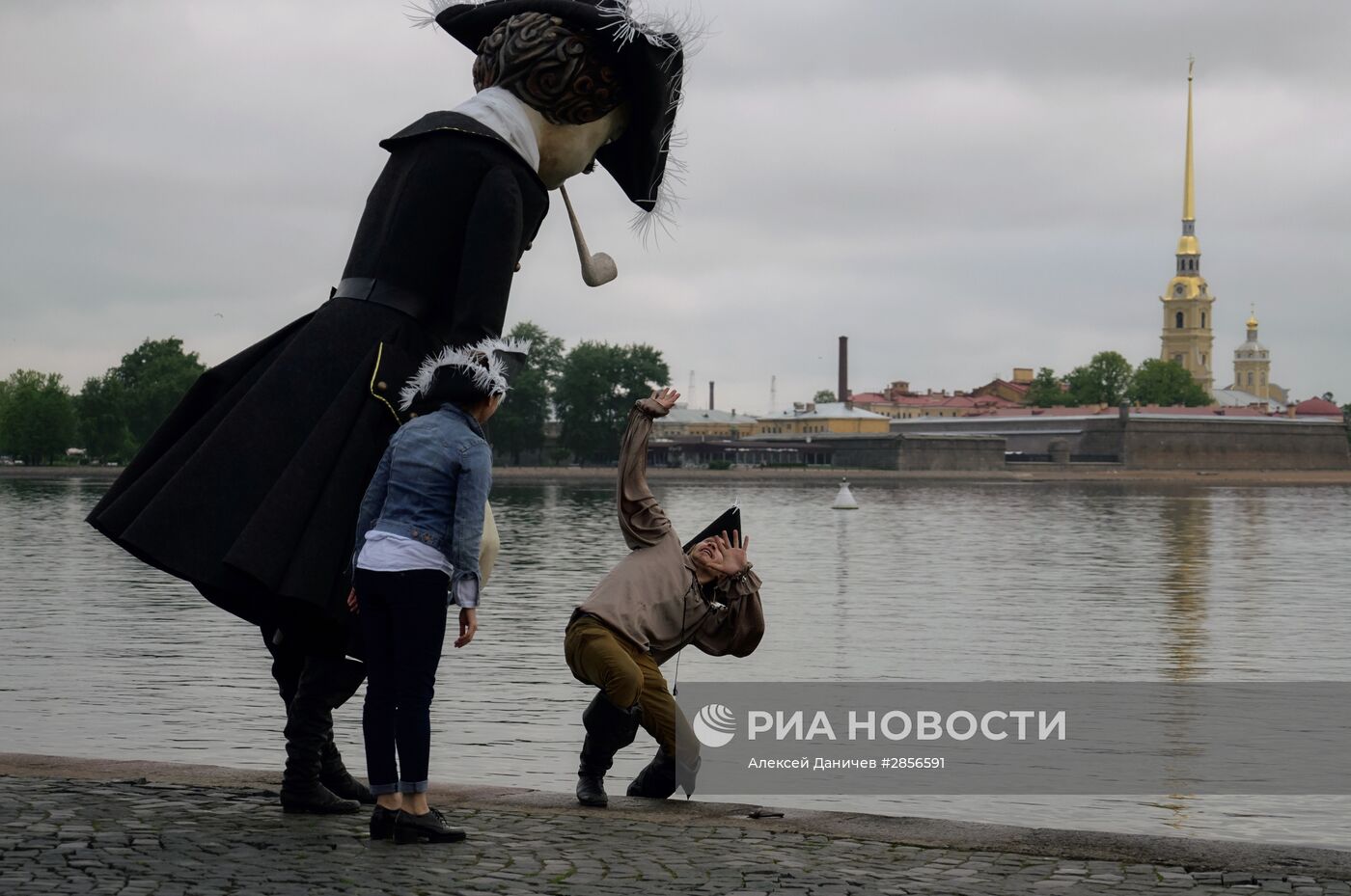 Акция театра "Кукольный формат" накануне Дня города в Санкт-Петербурге