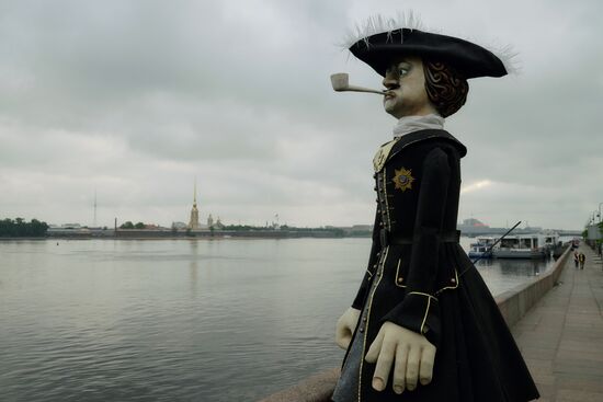 Акция театра "Кукольный формат" накануне Дня города в Санкт-Петербурге