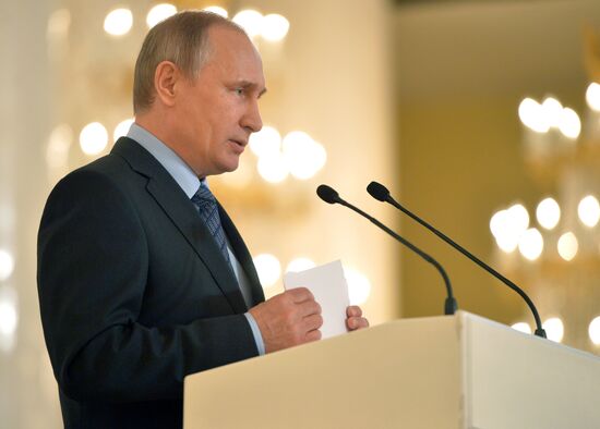 Президент РФ В. Путин выступил на пленарном заседании съезда Общества русской словесности