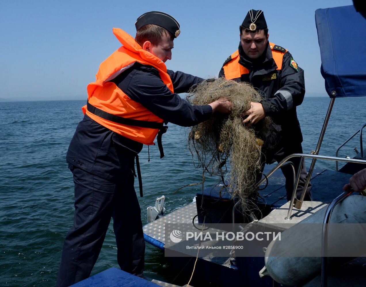 Рейд морских пограничников по проверке прибрежного лова в Приморском крае