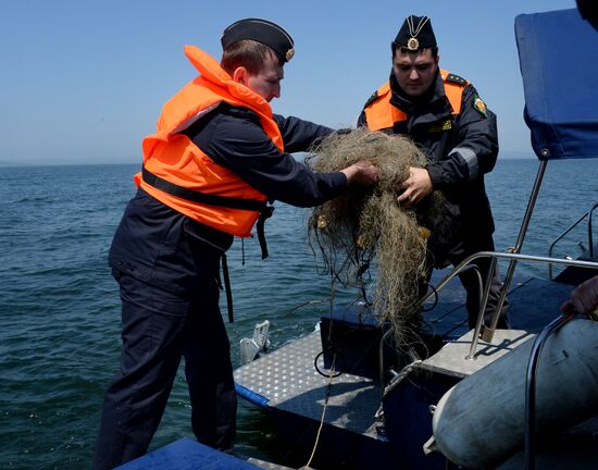 Рейд морских пограничников по проверке прибрежного лова в Приморском крае