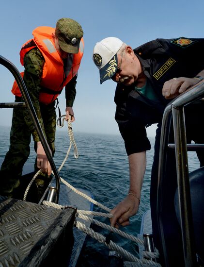 Рейд морских пограничников по проверке прибрежного лова в Приморском крае