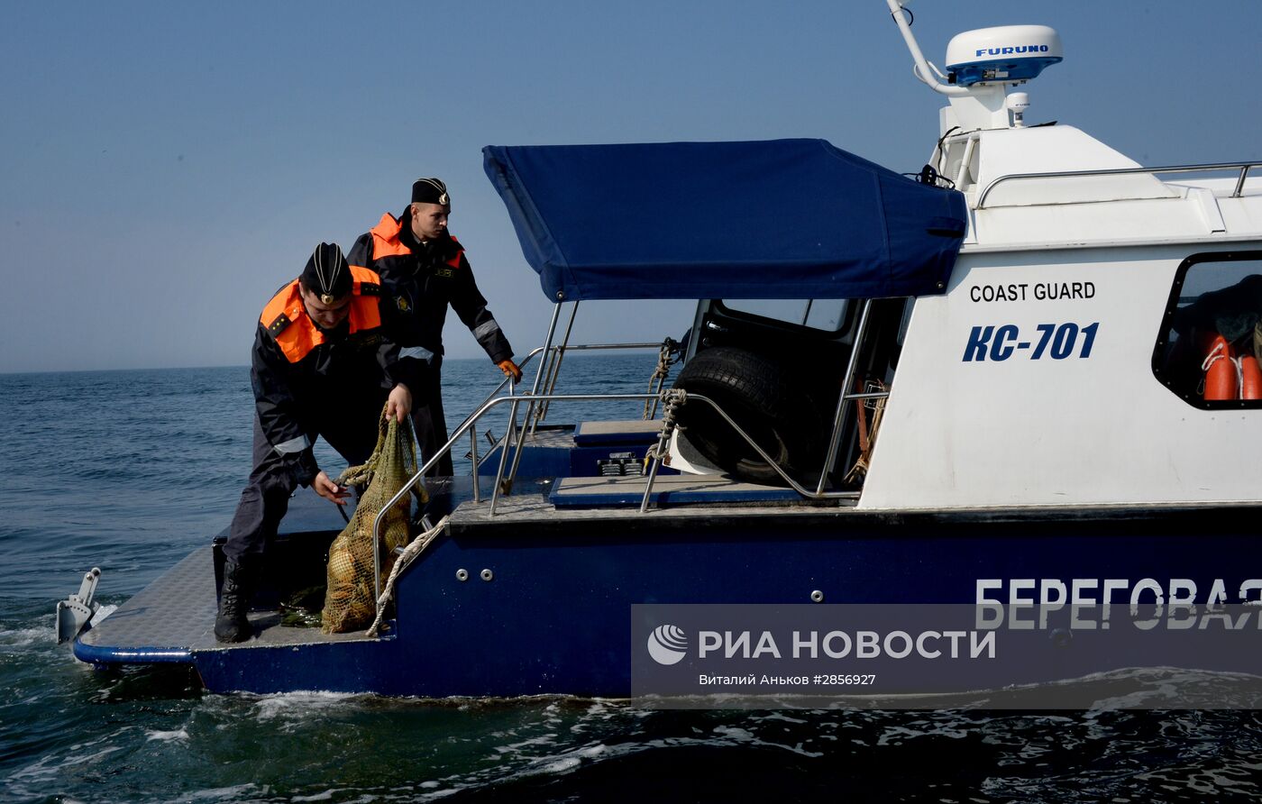 Рейд морских пограничников по проверке прибрежного лова в Приморском крае