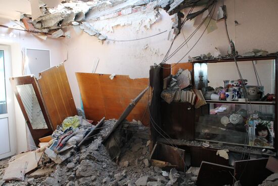 Последствия обстрела жилого дома в Донецке
