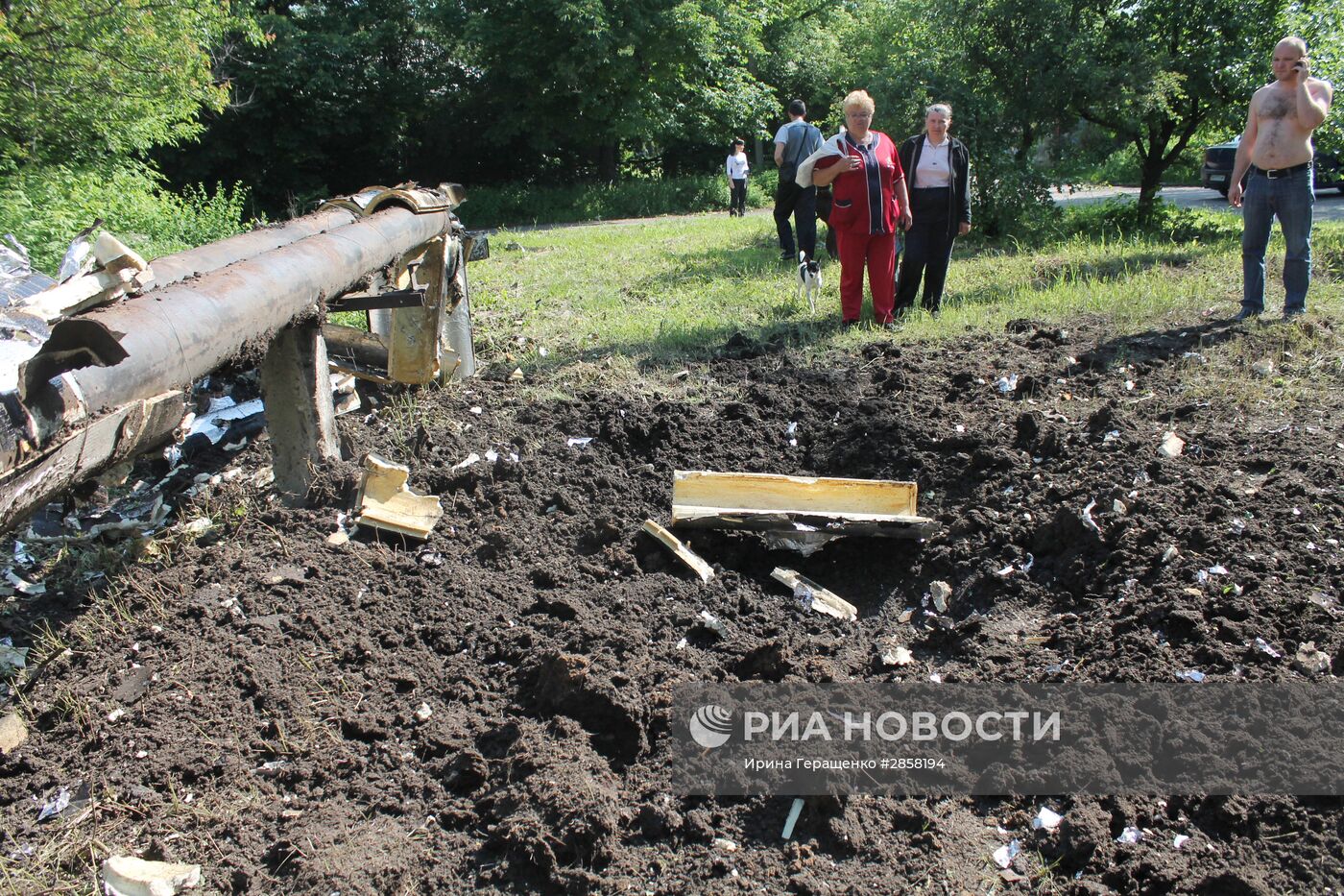 Последствия обстрела жилого дома в Донецке