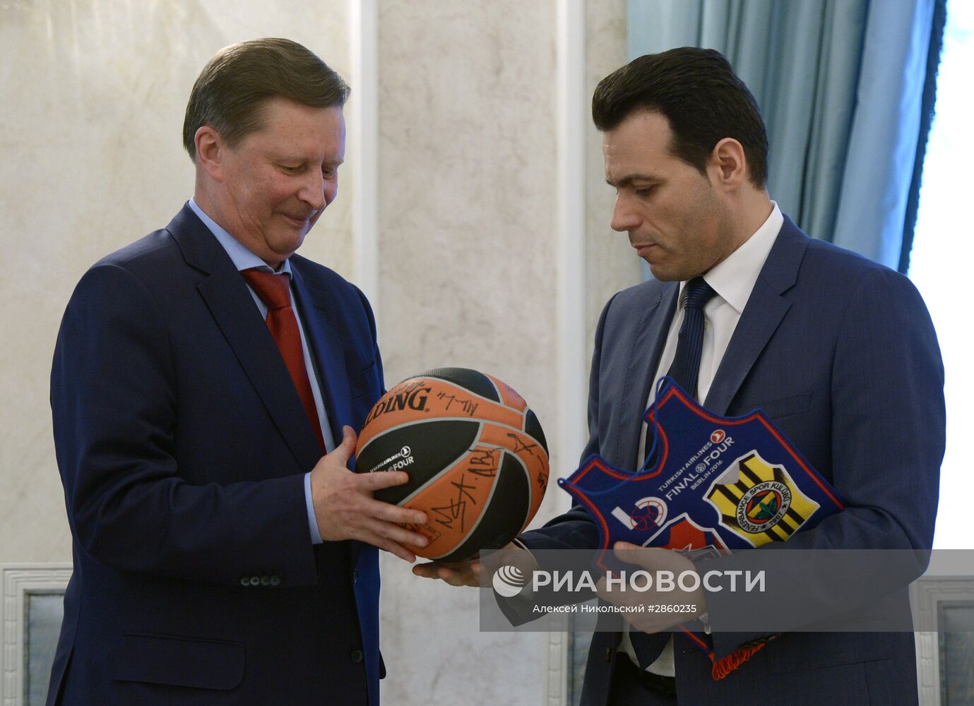 Руководитель администрации президента РФ Сергей Иванов провел встречу с баскетболистами ЦСКА