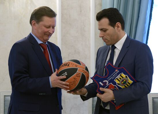 Руководитель администрации президента РФ Сергей Иванов провел встречу с баскетболистами ЦСКА
