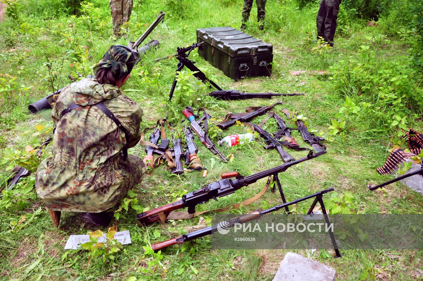 Правоохранители ЛНР обнаружили крупный тайник боеприпасов и оружия