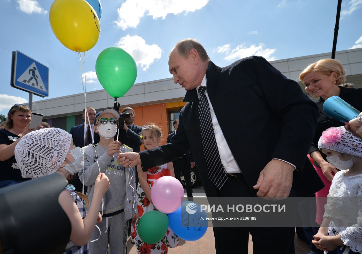Президент РФ В. Путин посетил детский гематологический центр имени Димы Рогачева