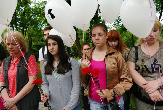 Митинг-реквием в День защиты детей в Донецке