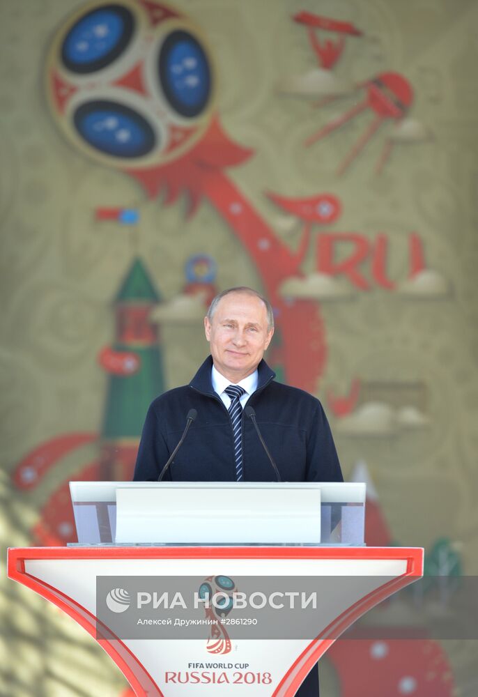 Президент РФ В. Путин принял участие в церемонии старта волонтёрской программы Кубка конфедераций FIFA 2017 и ЧМ по футболу FIFA 2018