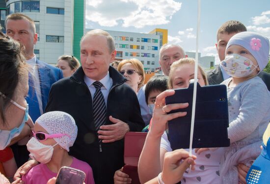 Президент РФ В. Путин посетил детский гематологический центр имени Димы Рогачева